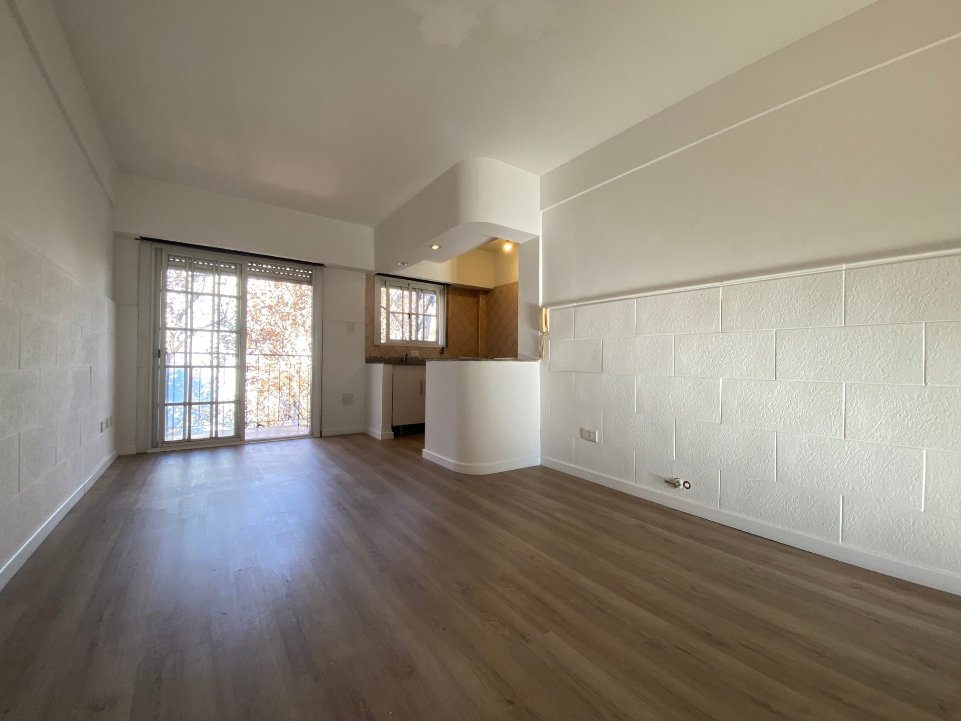 Vendo Excelente SEMIPISO 2 ambientes al frente con balcón y lavadero. Apto profesional. - imagen 1