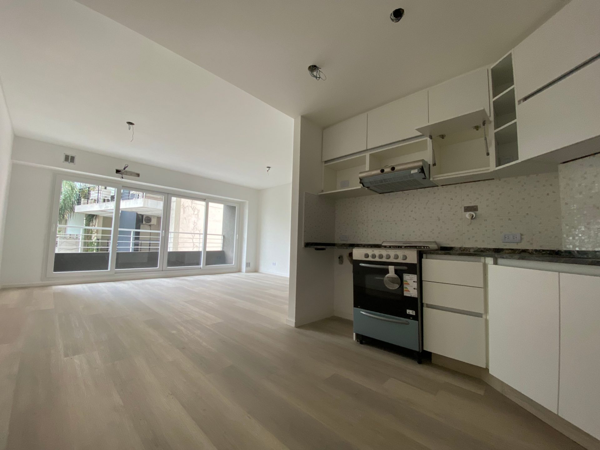 Alquilo MONOAMBIENTE DIVISIBLE 35m2 al frente con balcón cocina-comedor y lavadero. Apto profesional. - imagen 1