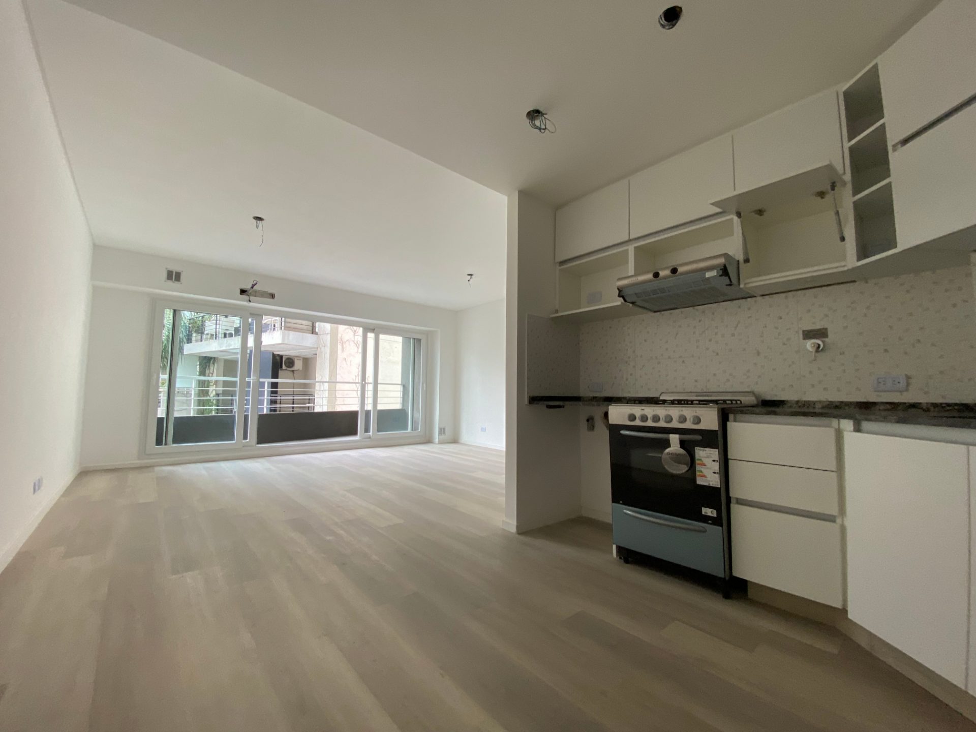 MONOAMBIENTE DIVISIBLE 35m2 al contrafrente con balcón corrido cocina-comedor y lavadero. Apto profesional. - imagen 1