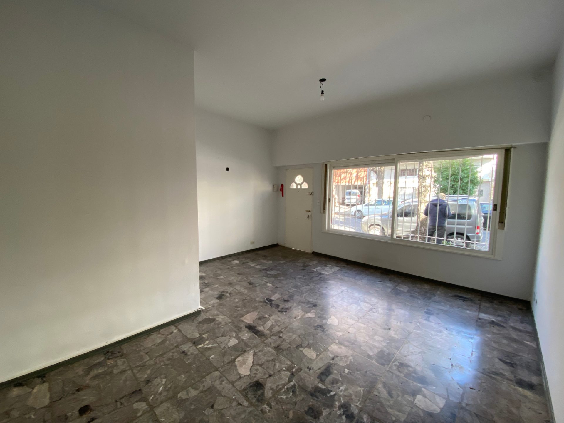 TIPO CASA de 3 AMBIENTES con dependencia de servicio, patio y terraza propios. - imagen 1